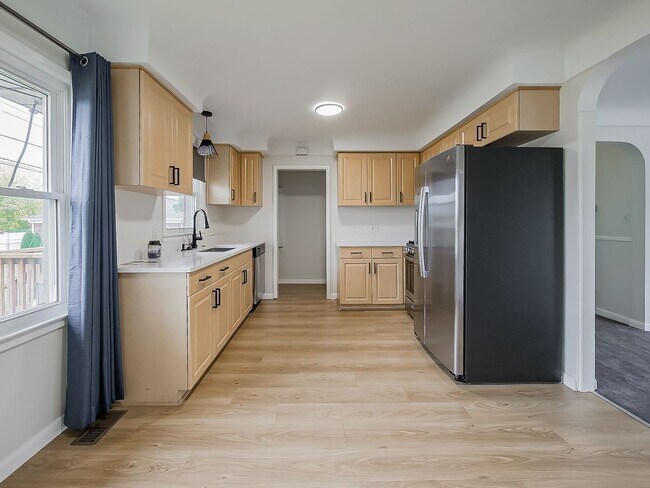 Foto del edificio - AVAILABLE NOW! Beautiful 3-Bedroom Waterfront Home with Breathtaking Views