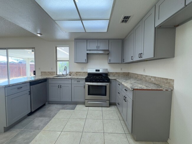 Building Photo - Located in a great neighborhood 4Bdm 2Ba Home With 2Car Garage