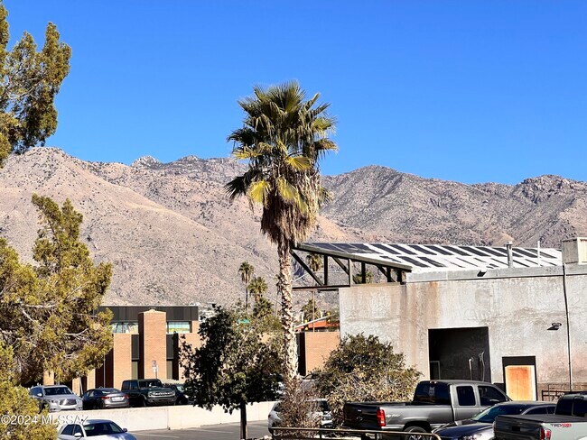 Building Photo - 5500 N Valley View Rd