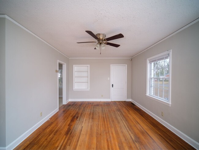 Building Photo - 3 Bedroom 2 Bath