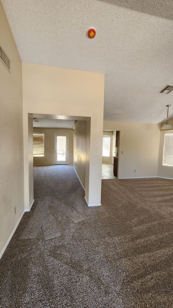 Building Photo - 4 bedroom, 2 bath Chandler Home