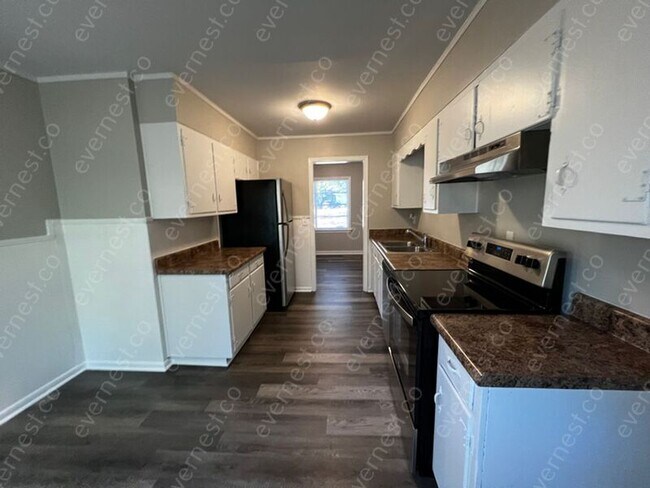Building Photo - 913 Hillview Dr