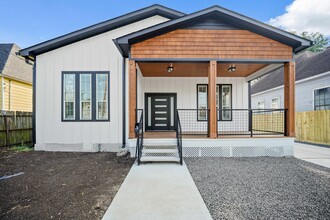 Building Photo - 2116 Everett St