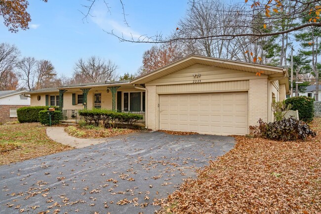 Building Photo - RARE SOUTHERN HILLS BEAUTY! 3 living rooms...