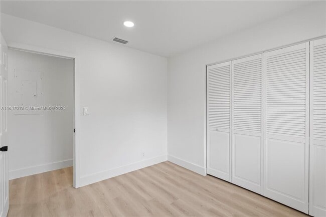 Building Photo - 14503 NE 14th Ave # LH