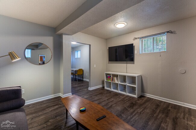 Foto del edificio - 1579 W Maple Ave