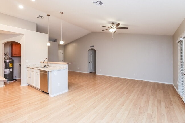 Building Photo - 1136 N Cottonwood Ct