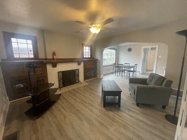 Foto del edificio - 1352 E Riverside Ave