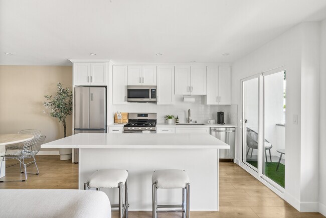Foto del edificio - 8359 Rosewood Ave