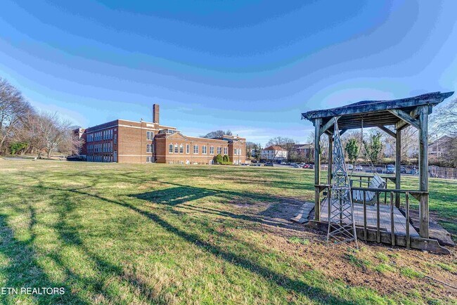 Building Photo - 523 N Bertrand St