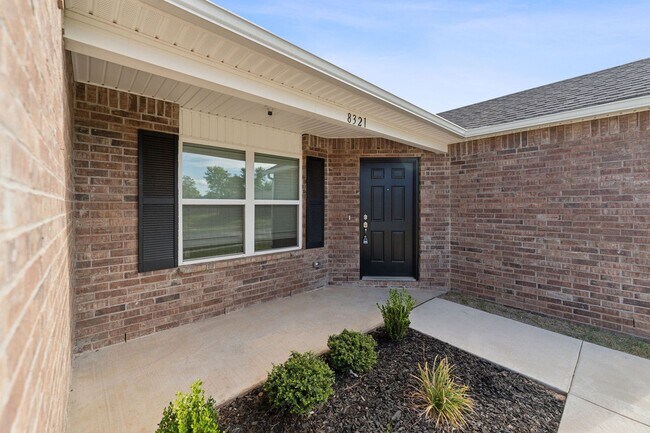 Building Photo - NEW PRICE! MOVE IN READY! 4 bed/ 2 bath at...