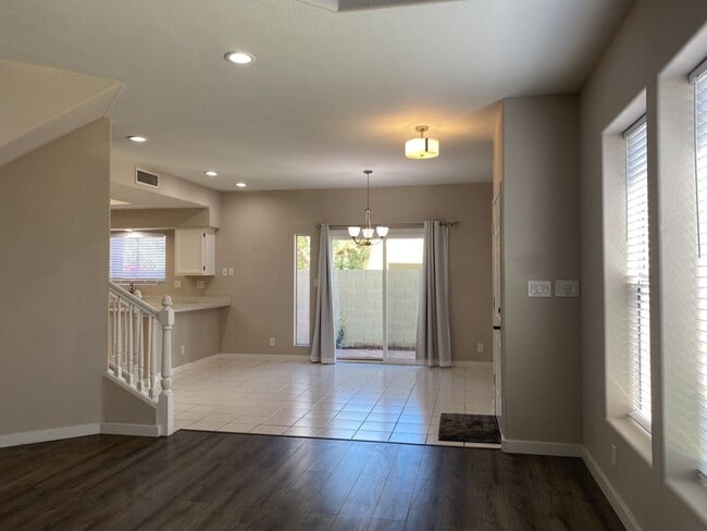 Building Photo - Must See 2/2.5 Condo in Pointe South Mount...