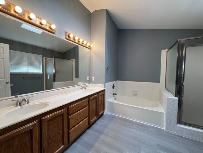 Building Photo - Stunning Open Home In Willow Creek Estates