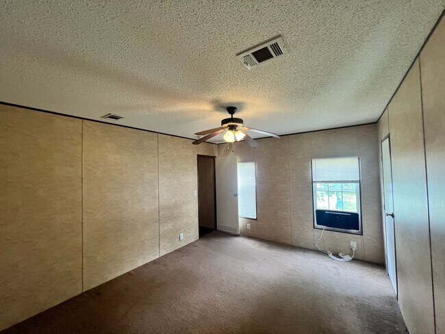 Foto del edificio - 3 Bedroom / 2 Bathroom Home – Utilities No...