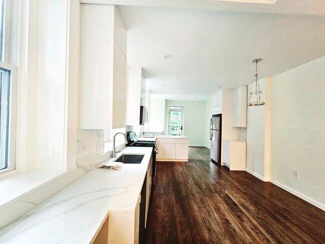 Photo - 1726 Beacon St House