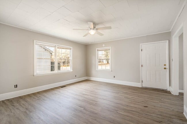 Building Photo - 617 W Garrison Blvd