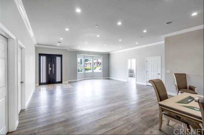 Building Photo - 10317 La Tuna Canyon Rd