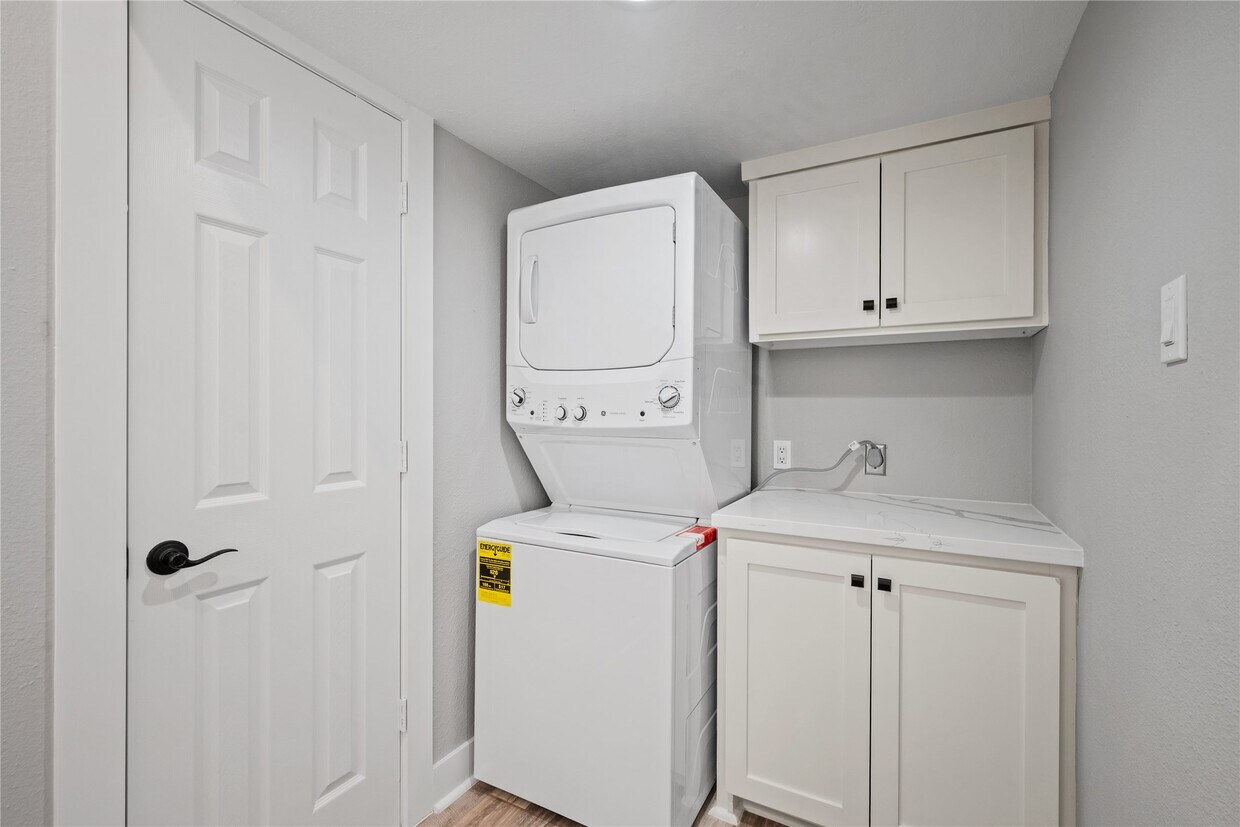 Foto del edificio - 2113 Lake Village Dr