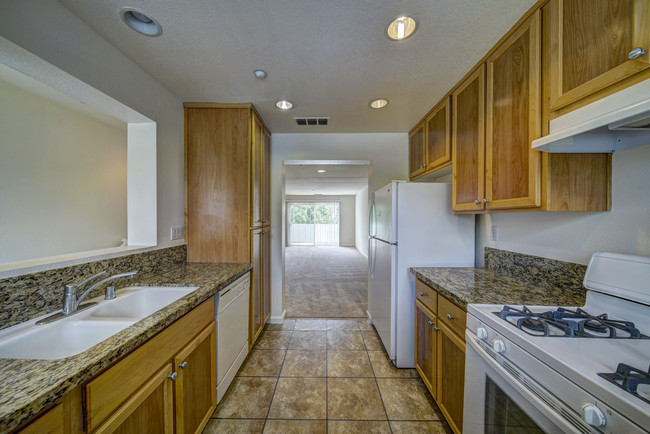 Cocina con vista a un espacio de estar - Tapestry at Silverwood