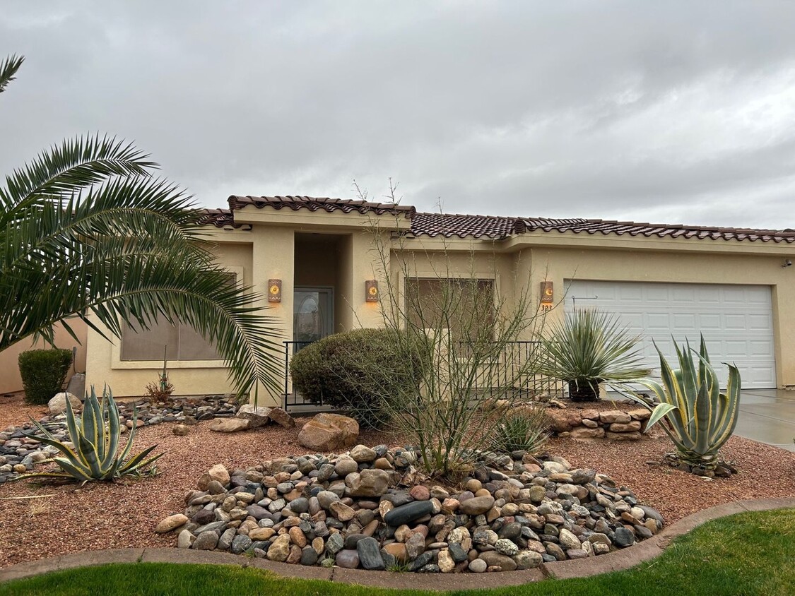 Primary Photo - Chardonnay Town Home with 2 Car Garage and...