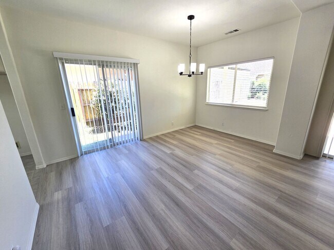 Foto del edificio - Beautiful 4 Bedroom 2 Bath Home