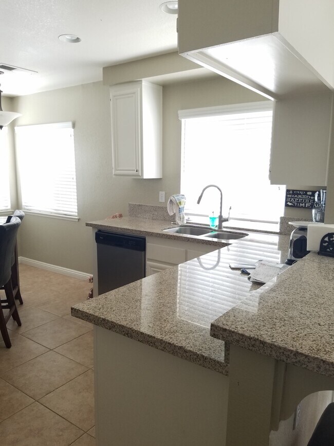Building Photo - 4 bedroom 2.5 bath + Office Home in beauti...