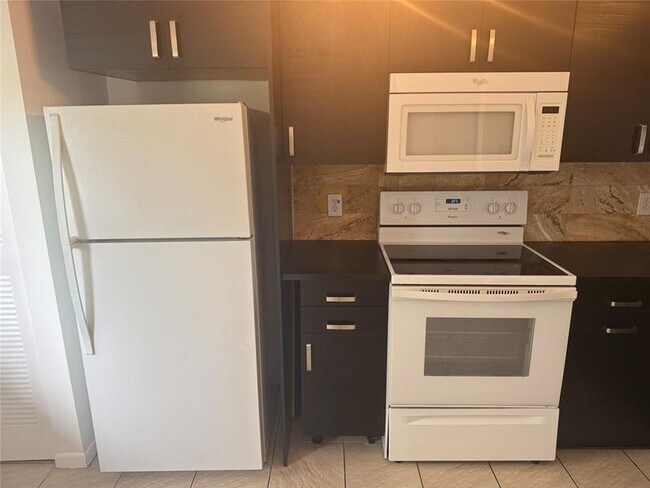 Foto del edificio - 950 SW 138th Ave