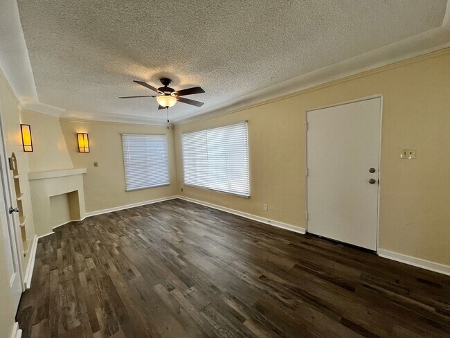 Foto del edificio - LARGE DOWNSTAIRS ONE BEDROOM ONE BATH!