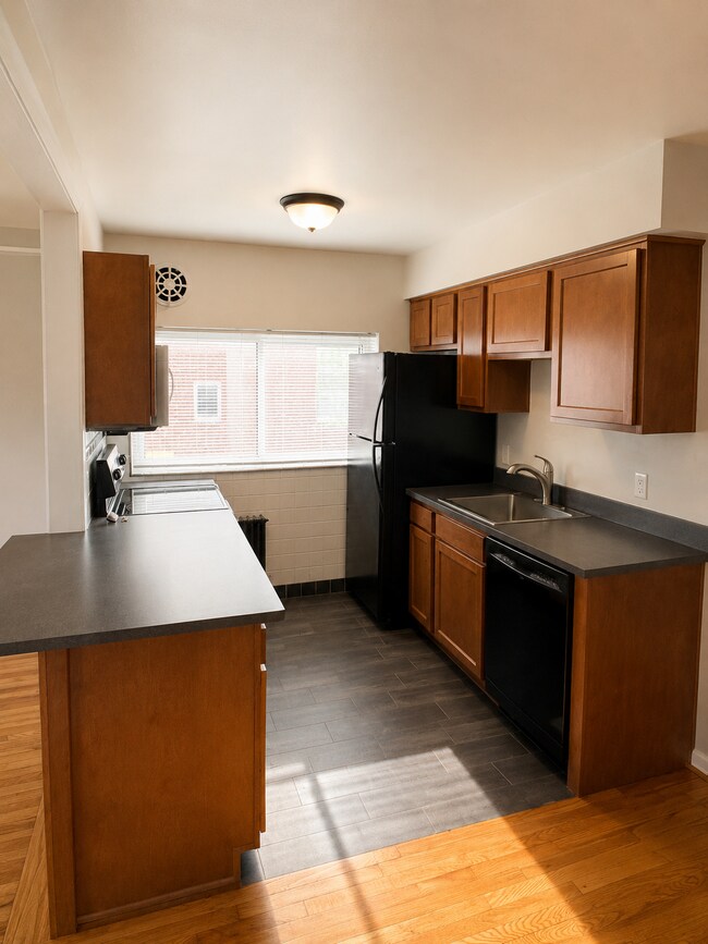 Foto del edificio - 637 Maple Dr