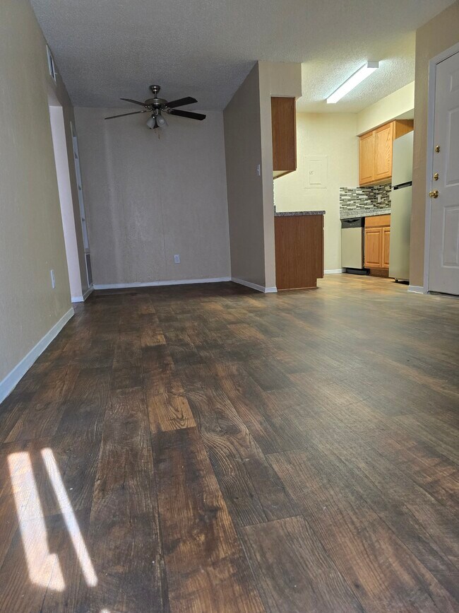 Foto del edificio - 3237 Bonnie Dr