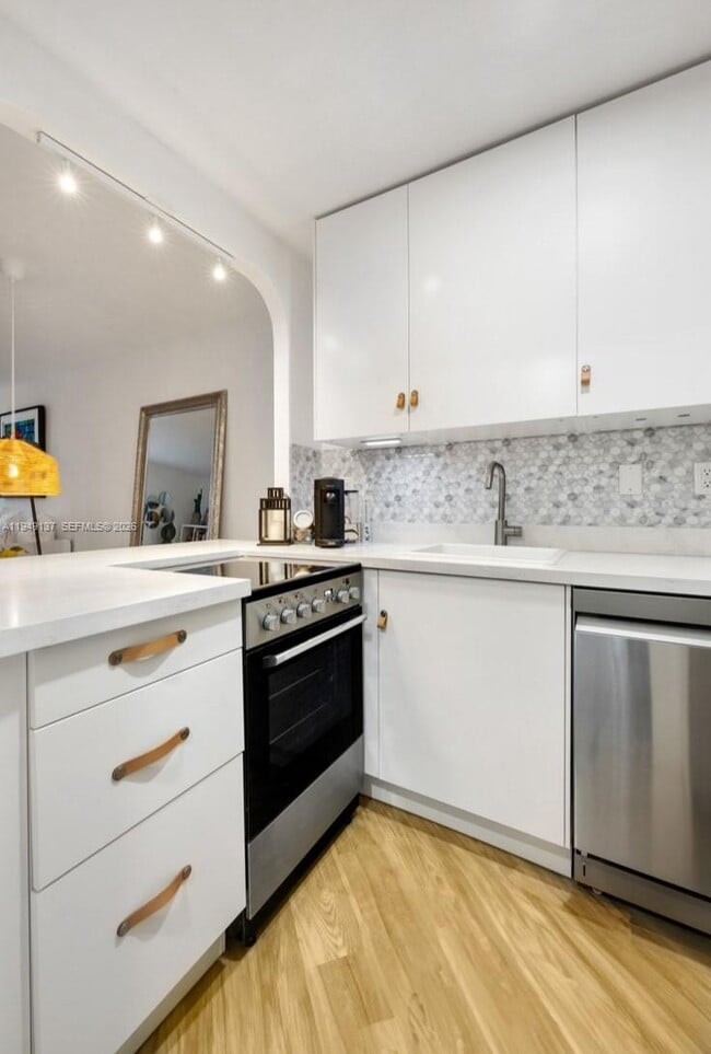 Building Photo - 2899 Collins Ave