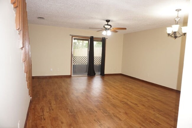 Building Photo - Westside 2/2 Townhome