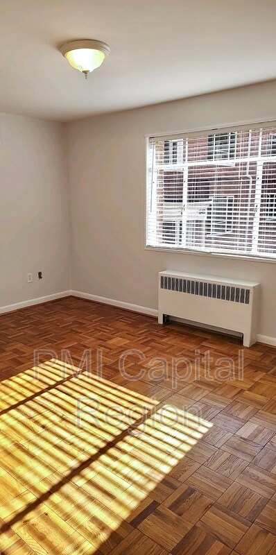 Foto del edificio - 10411 Montrose Ave