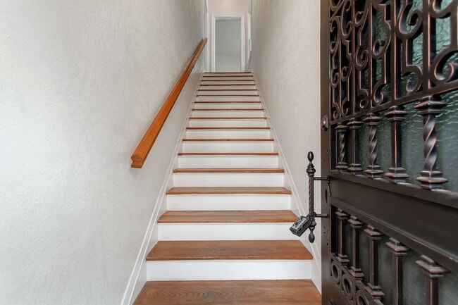 Building Photo - 3 Bedroom, 1 Bath Duplex in University Place!