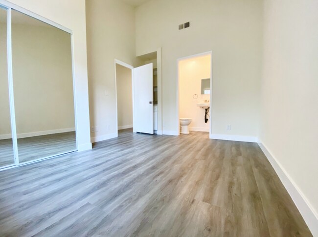 Building Photo - 6941 Hazeltine Ave