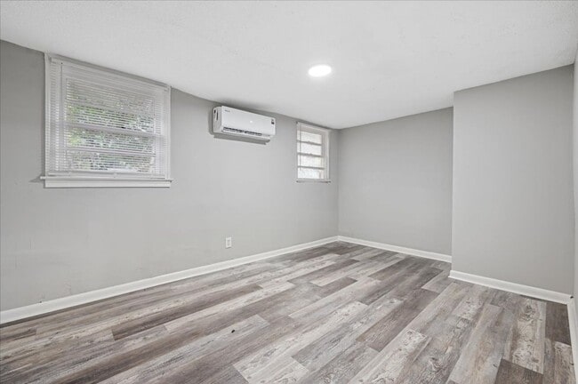 Building Photo - Cozy 3-Bedroom, 1-Bathroom Ground Floor Un...