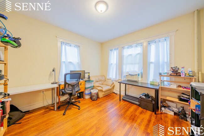 Building Photo - 114 Elm St