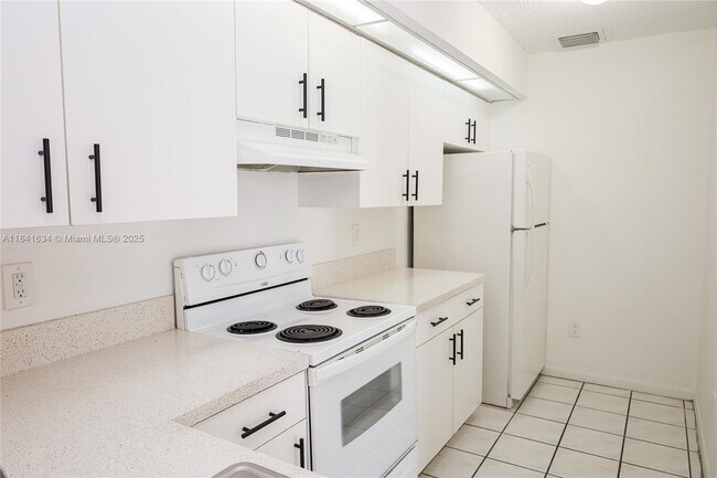 Foto del edificio - 18870 NW 57th Ave