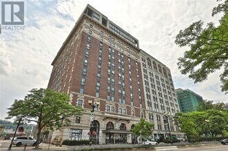 Building Photo - 118 King St E