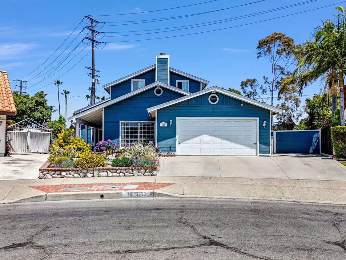 Foto principal - 14501 Wesfall Rd., Tustin CA 92780 5 BR, 3...