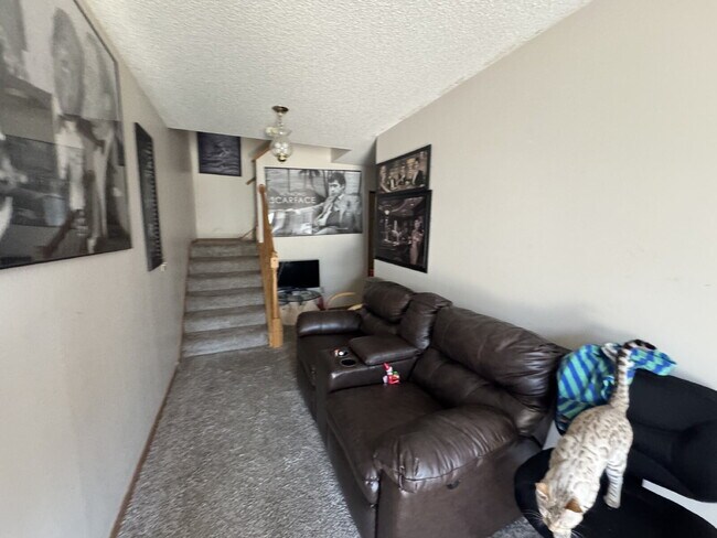 Foto del edificio - High Ceilings Townhouse Retreat: Spacious 2-Bed, 2-Bath Gem in Woodbury!