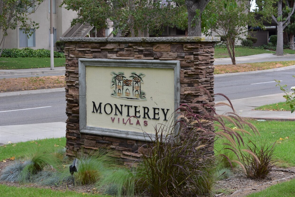 Upper-Level Condo with Vaulted Ceilings & Granite Finishes - Upper-Level Condo with Vaulted Ceilings & Granite Finishes