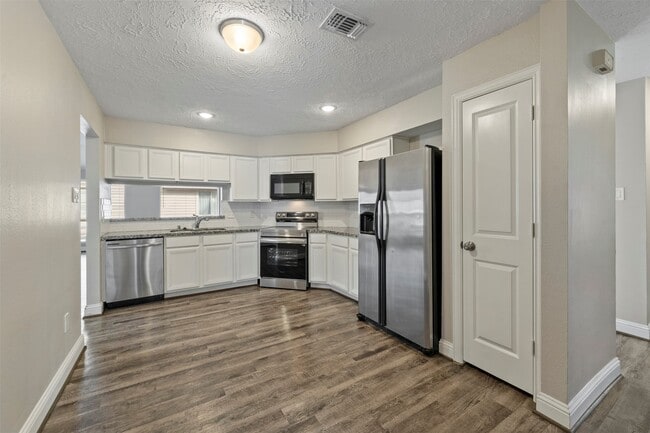 Foto del edificio - 119 Wood Hollow Dr