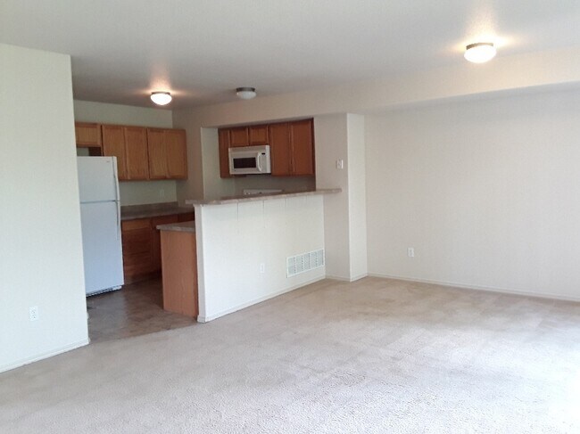 Foto del edificio - Wonderful End-unit townhome that backs to beautiful open space!