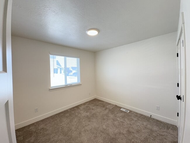 Building Photo - 128 E 840 N