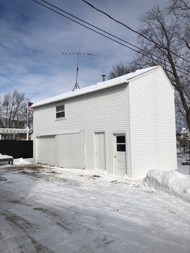 Building Photo - 710 Detroit St