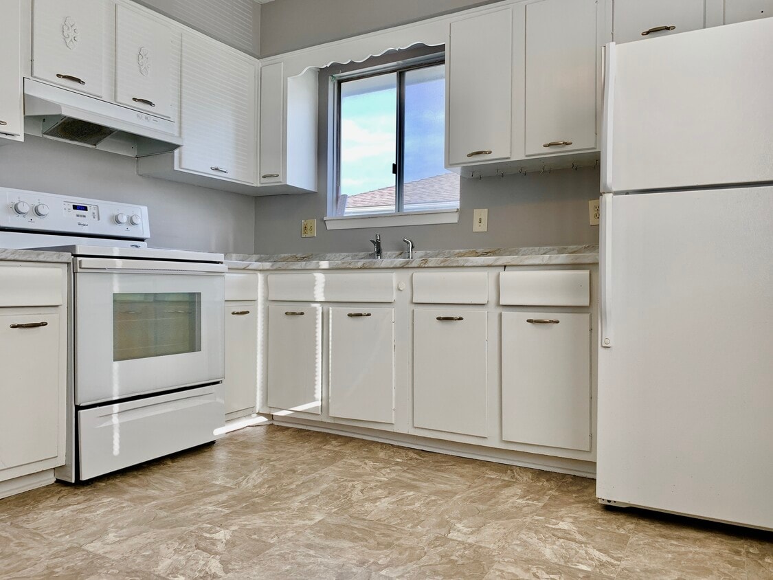 Kitchen - 9325 Ballentine St