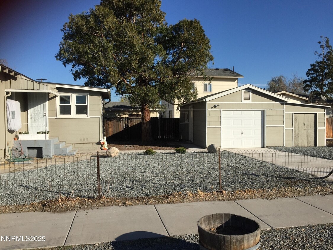 Building Photo - 512 C St