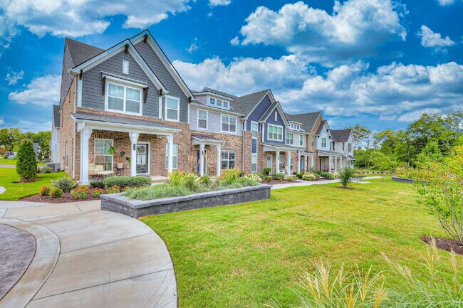 Foto del edificio - Like-New Modern Townhome Near Dining, Shopping, Trails & Old Hickory Lake
