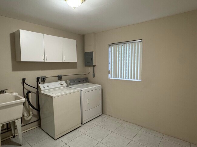Foto del edificio - 300 NE 31st St